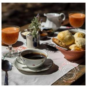 una mesa con una taza de café y un plato de comida en El Observador del Tiempo en San Javier