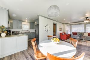 uma cozinha e sala de estar com uma mesa branca e cadeiras em Cozy 3 bed 2 bath Cottage Near Nichols Hills em Oklahoma City