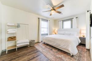 een slaapkamer met een bed en een plafondventilator bij Cozy 3 bed 2 bath Cottage Near Nichols Hills in Oklahoma City