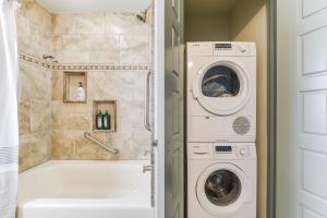 uma casa de banho com uma máquina de lavar roupa e uma máquina de lavar roupa. em Cozy 3 bed 2 bath Cottage Near Nichols Hills em Oklahoma City