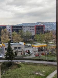 Blick auf eine Stadt mit einer Tankstelle und Gebäuden in der Unterkunft LoRed apartment in Sarajevo