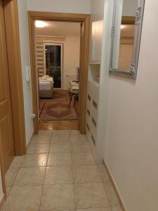einen Flur mit einer Tür, die zu einem Zimmer führt in der Unterkunft LoRed apartment in Sarajevo