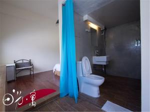 A bathroom at Kenting Sun Light Inn