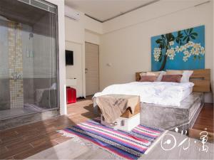A bed or beds in a room at Kenting Sun Light Inn