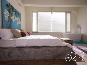 A bed or beds in a room at Kenting Sun Light Inn