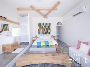 鵝鑾的住宿－墾丁日光●寓，白色卧室配有床和沙发