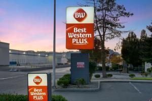 a best western plus sign in a parking lot at Best Western PLUS Mountain View Auburn Inn in Auburn