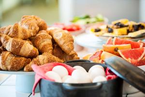 einen Tisch mit verschiedenen Arten von Gebäck und anderen Lebensmitteln in der Unterkunft Best Western Plus Hotel Noble House in Malmö