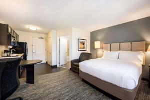 Sonesta Simply Suites Pittsburgh Airport في Imperial: غرفة الفندق بسرير كبير ومكتب