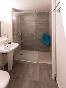 łazienka z prysznicem, toaletą i umywalką w obiekcie Logement entier proche de Lyon w mieście Vénissieux