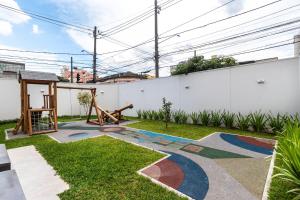 un patio trasero con parque infantil y columpio en AA - Studio Encantador na Bela Vista, Próximo à Avenida Paulista, en São Paulo