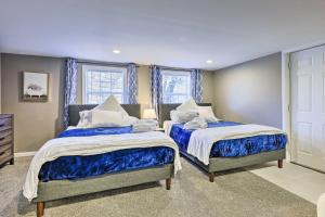 2 Betten in einem Zimmer mit 2 Fenstern in der Unterkunft Cozy Newport Cottage Near Stadiums and Downtown in Newport