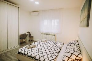 sypialnia z łóżkiem z dwoma ręcznikami w obiekcie Tamaris w mieście Vukovar