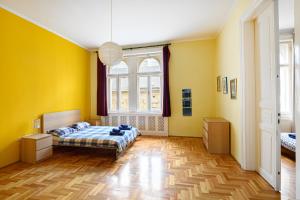ブダペストにあるAlessia Apartment City Centerのベッドルーム1室(ベッド1台、大きな窓付)