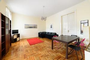 ブダペストにあるAlessia Apartment City Centerのリビングルーム(テーブル、ソファ付)