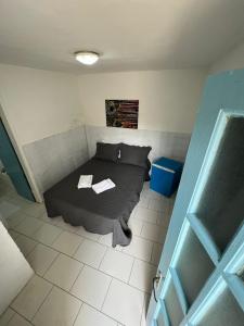 - une petite chambre avec un lit et 2 livres dans l'établissement Casa da Lua Buzios, à Búzios