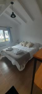 Un dormitorio con una cama grande con almohadas. en VERA Apart, en El Chaltén
