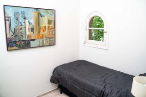 um quarto com uma cama e uma janela em Amplio y elegante chalet en la mejor zona de Mendoza em Mendoza