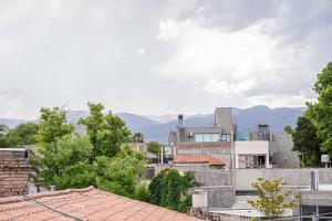 vistas a una ciudad con montañas en el fondo en Amplio y elegante chalet en la mejor zona de Mendoza en Mendoza