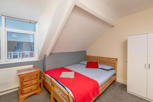 1 dormitorio con cama y ventana en City Centre Large Luxury Rooms Free Parking, en Gateshead