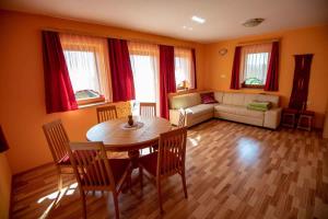 sala de estar con mesa, sillas y sofá en Holiday home in Dobrnic - Dolenjska & Bela krajina Unter- & Weißkrain 26093, en Dobrnič