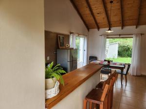 a kitchen with a counter and a table with chairs at La Serena casa in El Bolsón