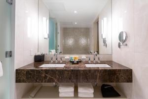 Sutton Place Hotel Toronto的一间浴室