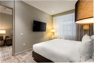 Sutton Place Hotel Toronto客房内的一张或多张床位