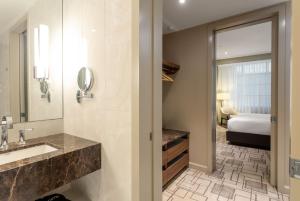 Sutton Place Hotel Toronto客房内的一张或多张床位