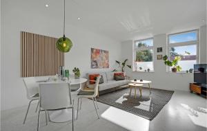 セナボーにあるGorgeous Apartment In Sønderborgの白いリビングルーム(テーブル、椅子付)