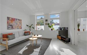 O zonă de relaxare la Gorgeous Apartment In Snderborg With Kitchen