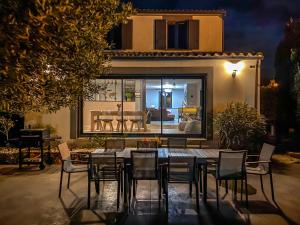 een eettafel en stoelen in een huis bij Carcalove - Pool, Billard & Jacuzzi - 10pax in Fontiès-dʼAude