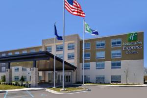 an office building with two flags in front of it at Holiday Inn Express & Suites - Southgate - Detroit Area by IHG in Southgate