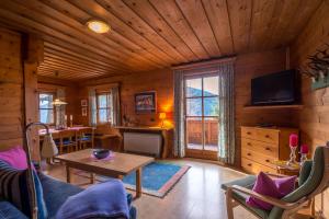 Televízia a/alebo spoločenská miestnosť v ubytovaní Chalets Ebner