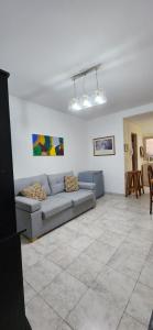 Esmeralda Apartment في بوينس آيرس: غرفة معيشة مع أريكة وطاولة