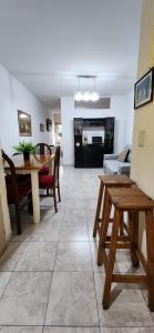 Esmeralda Apartment في بوينس آيرس: غرفة معيشة مع طاولة وأريكة