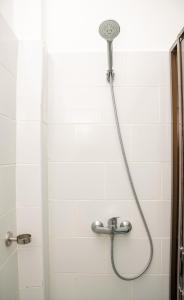 uma casa de banho com uma cabeça de chuveiro em Flamingo Naks Suite (Malindi's Hidden Gem) em Malindi