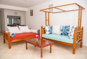 uma sala de estar com dois sofás e uma mesa em Flamingo Naks Suite (Malindi's Hidden Gem) em Malindi
