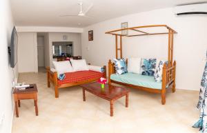 Postel nebo postele na pokoji v ubytování Flamingo Naks Suite (Malindi's Hidden Gem)