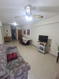 sala de estar con sofá y ventilador de techo en Departamento centro Santiago del Estero en Santiago del Estero