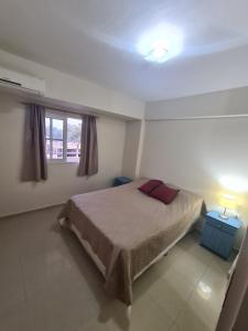 1 dormitorio con cama y ventana en Departamento centro Santiago del Estero en Santiago del Estero