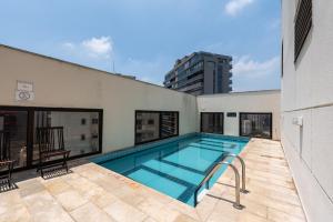 una piscina al lado de un edificio en QY1207 Flat na Faria Lima Com Vaga de Garagem, en São Paulo