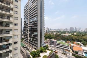 una vista aérea de dos edificios altos en una ciudad en QY1207 Flat na Faria Lima Com Vaga de Garagem, en São Paulo