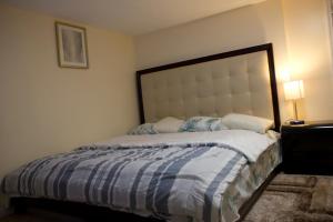 een slaapkamer met een bed met een blauw en wit dekbed bij Mamas Love Apartment in Newark