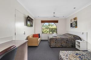 Letto o letti in una camera di Western Gateway Motel and Apartments