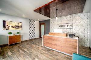 een kantoorlobby met een receptie en acrime Inn bij Aspire Inn Studios & Spas in Bellflower