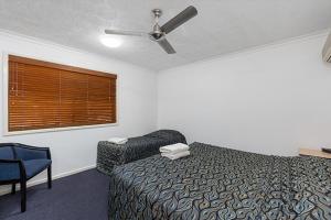 Letto o letti in una camera di Western Gateway Motel and Apartments