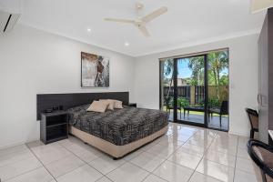 una camera da letto con un letto e un ventilatore a soffitto di Western Gateway Motel and Apartments a Emerald