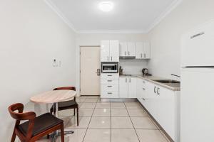 Cucina o angolo cottura di Western Gateway Motel and Apartments