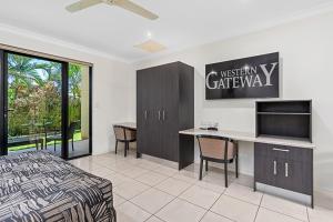 Letto o letti in una camera di Western Gateway Motel and Apartments